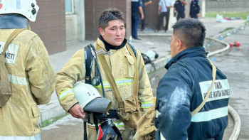 Фотография к новости: Құтқарушылар Алматыдағы өрттен ондаған адамды құтқарып қалды