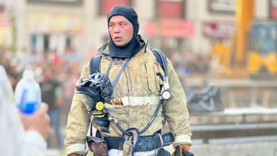 Адамдар терезеден секіріп жатыр. Алматыда тұрғын үй өртенді