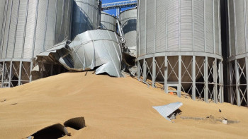 Фотография к новости: "Найзағай тиген". Қостанайда екі бірдей астық қоймасы қирап қалды