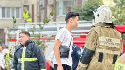 Алматыдағы өрт. Жабық люктердің кесірінен адамдар жоғары қабаттан түсе алмады - ТЖД