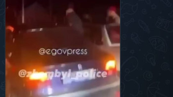 Фотография к новости: Қозғалыстағы көліктен денесін шығарып сөйлескен: жамбылдық жігіттерге айыппұл салынды