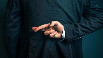 Фотография к новости: “Киберпол” қызметкерлері екі азаматтың алаяқтарға беріп қойған ақшасын қайтарды