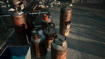 Фотография к новости: Қонаевта өрт сөндірушілер 20 газ баллонды қауіпсіз жерге шығарды