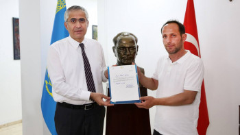 Фотография к новости: Алматыдағы өртте балалар мен анасын құтқарған азамат марапатталды