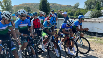 Фотография к новости: Өскеменде велоспорттан ұлдар арасында республикалық жарыс өтіп жатыр