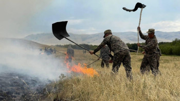 Фотография к новости: "Бұйратау" паркіндегі өртті 80-ге жуық қызметкер сөндіріп жатыр