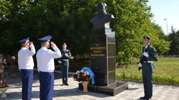 Фотография к новости: Әскери қызметшілері даңқты ұшқыш Талғат Бигелдиновты еске алды