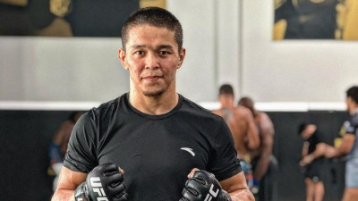 Асу Алмабаев UFC-дегі алғашқы жекпе-жегінде жеңіске жетті