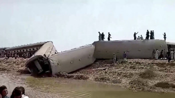 Фотография к новости: Пәкістанда пойыз рельстен шығып кетіп, 30-дан астам адам қаза болды