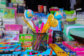 Фотография к новости: 1 қыркүйек қарсаңында мектепке қажетті заттар қанша теңгеге қымбаттады?