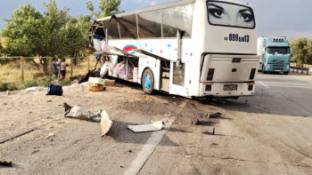 Фотография к новости: Алматы-Ташкент тас жолында жолаушылар автобусы аударылды