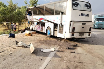 Фотография к новости: Алматы-Ташкент тас жолында жолаушылар автобусы аударылды