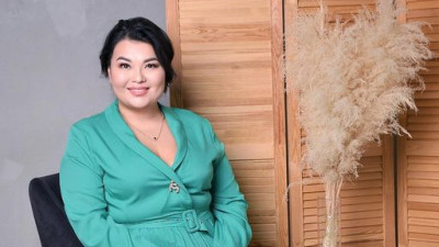 Балаларға чип салу керек деген депутат өзіне айтылған сынға жауап берді