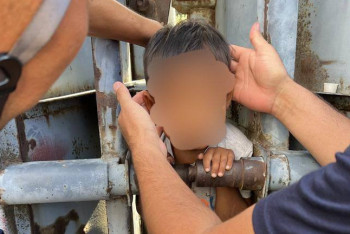 Фотография к новости: Батыс Қазақстанда 6 жасар бала қоршауға қыстырылып қалды