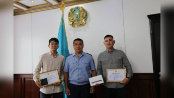 Фотография к новости: Ақтөбеде қырағы курьерлер зейнеткерді алаяқтардан құтқарды