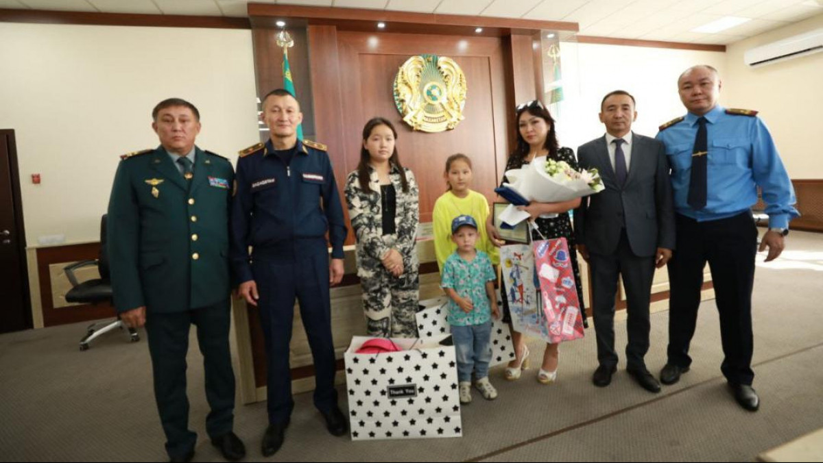Министр балаларды құтқарып қаза тапқан Бірқұрманов Рауанның отбасын марапаттады