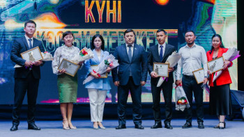 Фотография к новости: Құрылысшылар күні: Атырауда бірқатар қызметкер төсбелгі тақты