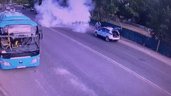 Фотография к новости: Қарағандылық полицейлер жол үстінде отқа оранған көлікті жалыннан аман алып қалды