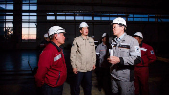 Фотография к новости: «Қазмұнайгаз» басшысы Жаңаөзенде еңбек ұжымдарымен кездесті