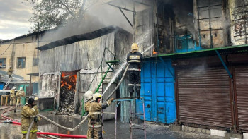 Фотография к новости: Алматыда барахолка маңындағы ірі өрт ауыздықталды