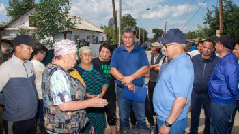 Фотография к новости: Жетісу облысының әкімі сел басқан үйлерді аралап, тұрғындармен тілдесті