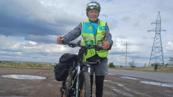 Фотография к новости: Бүкіл елді саяхаттап келе жатқан велошабандоз Қарағандыға жетті