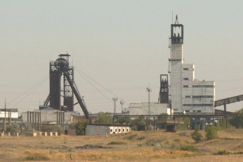 Фотография к новости: Қарағандыда шахтадағы апатқа байланысты адамдар эвакуацияланып жатыр