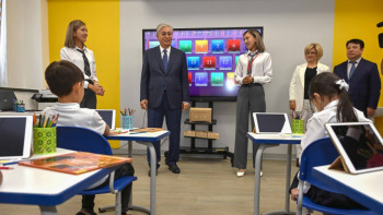 Фотография к новости: "Табыс тілеймін". Тоқаев Алматыдағы мектептің біріне барды