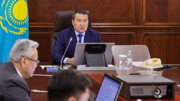 Фотография к новости: Смайылов қаза тапқан кеншілердің туыстарына көңіл айтты