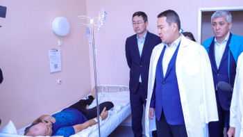 Фотография к новости: Әлихан Смайылов ауруханада жатқан кеншілерге барды