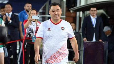 Қырғыз басшысы әлемдік футбол жұлдыздарымен бірге доп тебеді