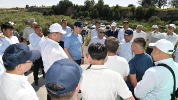 Фотография к новости: Түркістан облысының әкімі ауыл аралап жүр