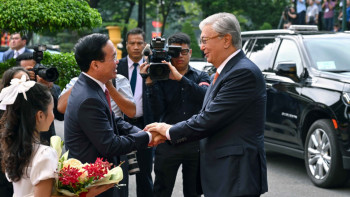 Фотография к новости: Во Ван Тхыонг Тоқаевты салтанатты түрде қарсы алды