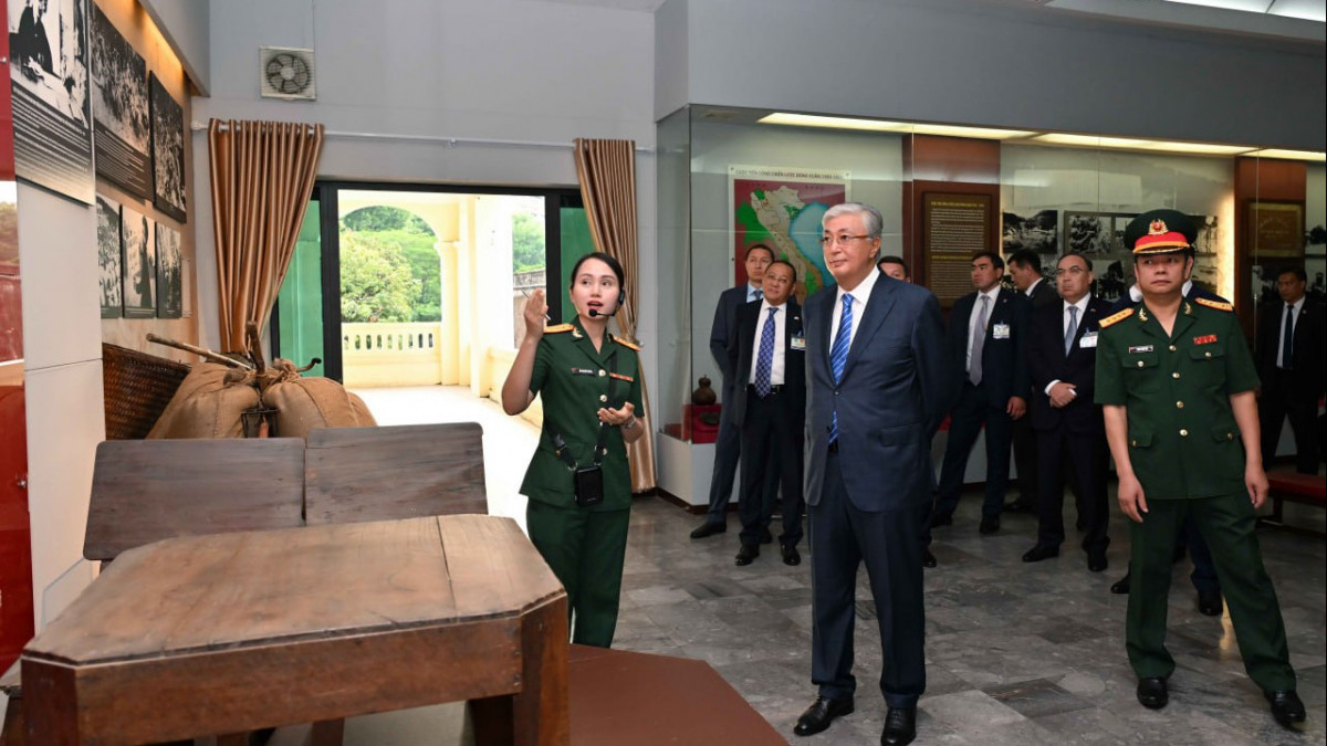 Мемлекет басшысы Вьетнамның әскер тарихы музейін аралап көрді
