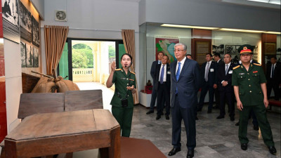 Мемлекет басшысы Вьетнамның әскер тарихы музейін аралап көрді