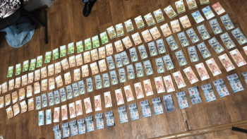 Фотография к новости: Киберпол қызметкерлері зейнеткерден қомақты ақша алған екі “курьерді” ұстады