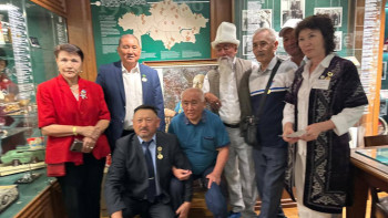 Фотография к новости: Алматылықтар Қонаевтың ескерткішіне гүл шоқтарын қойды