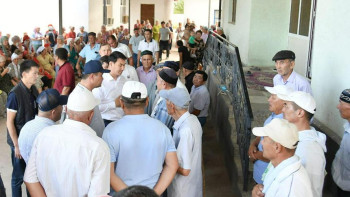 Фотография к новости: Түркістан облысының әкімі қара жамылған әулетке барды