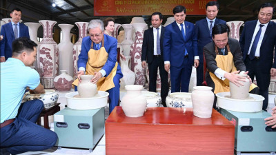 Тоқаевтың Вьетнамға сапары. Президенттер арнаулы станокта қыш құмыра жасады