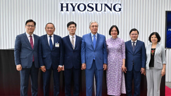 Фотография к новости: Президент Вьетнамдағы өндіріс алаңын аралап көрді