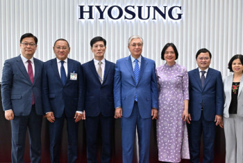 Фотография к новости: Президент Вьетнамдағы өндіріс алаңын аралап көрді