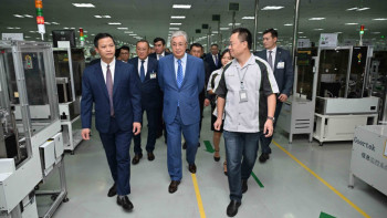 Фотография к новости: Мемлекет басшысы Goertek өндіріс кешенінің жұмысымен танысты