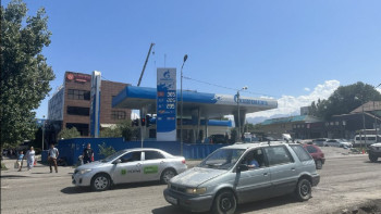 Фотография к новости: Алматыда АИ-95 маркалы бензиннің литрі 385 теңгеден сатылды