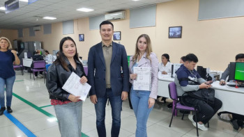 Фотография к новости: «Qazcontent» АҚ қызметкерлеріне пәтер кілті табысталды