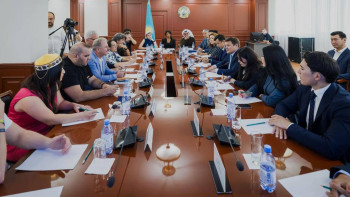 Фотография к новости: Оралов Қазақстанға келген танымал шетелдік БАҚ өкілдерімен кездесті