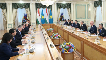 Фотография к новости: Қасым-Жомарт Тоқаев пен Эмомали Рахмон кеңейтілген құрамда келіссөз жүргізді