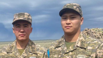 Фотография к новости: Әскери қызметшілер өртке оранған пәтерден бес жасар баланы алып шықты