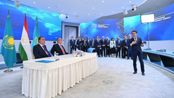 Фотография к новости: Қасым-Жомарт Тоқаев пен Эмомали Рахмон Цифрлық үкімет кеңсесіне барды