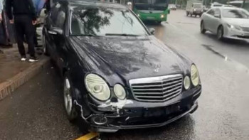 Фотография к новости: Алматыда көлік аялдамаға соғылып, жеті адам жарақат алды