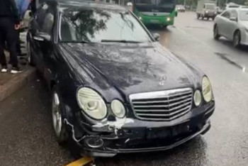 Фотография к новости: Алматыда көлік аялдамаға соғылып, жеті адам жарақат алды